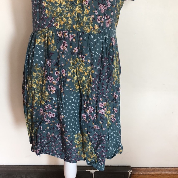 Floral Dress with collar - Picture 3 of 9